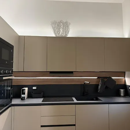 Apartment Seven Host *