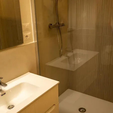 Seven Host Apartment *
