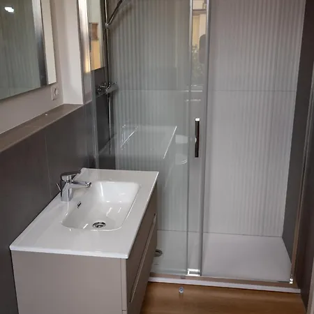 Seven Host Apartment *